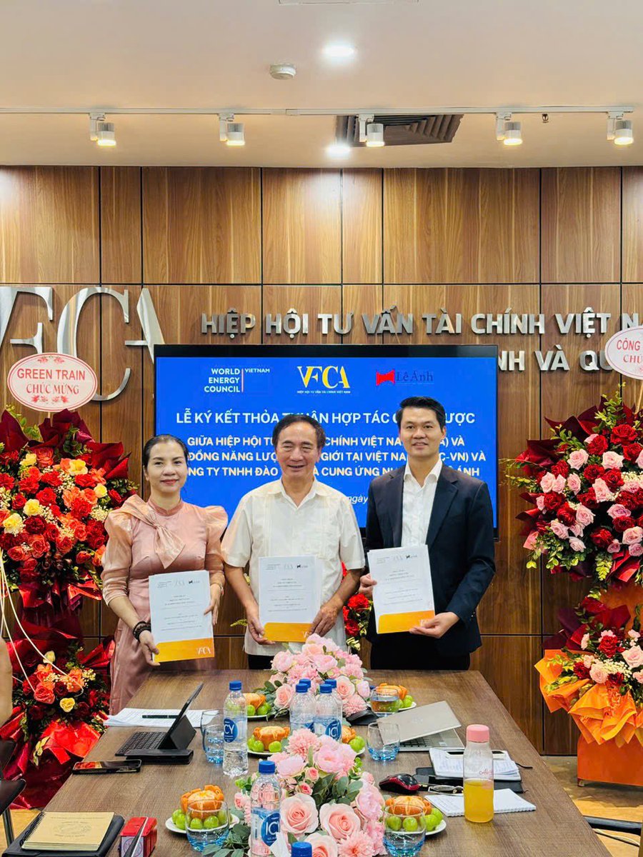 ketoanleanh's tweet photo. Ký kết hợp tác đối tác Lê Ánh https://t.co/fF6qNfuZ4Z