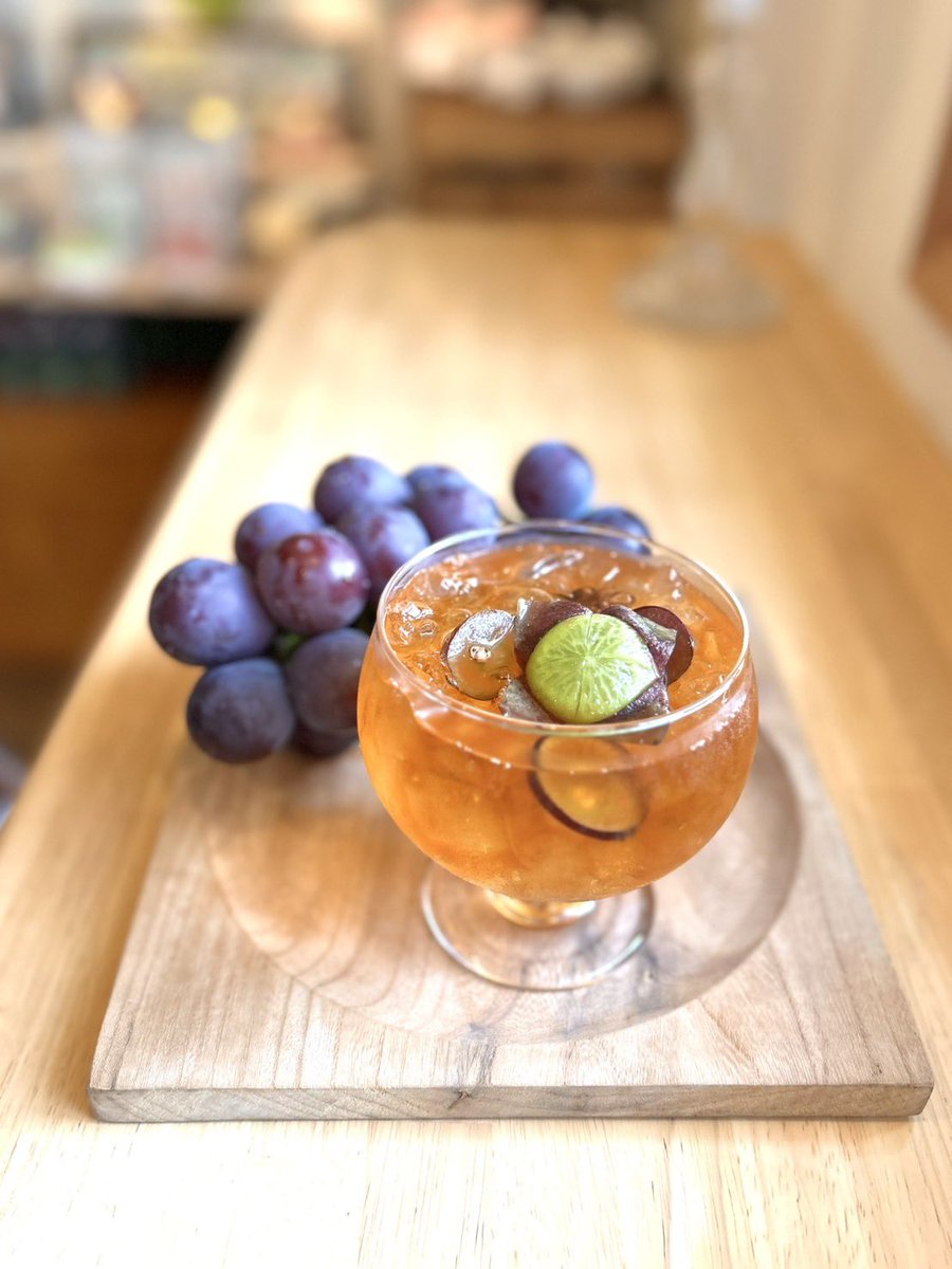 🫖
おはようございます！

長い期間店舗の方は、お休みを頂きありがとうございました。

本日から元気いっぱいオープンします！
そして、各催事にお越しいただいたお客様には深く感謝しております。

今朝の一杯は、
『アイスシェルパティー』です！

今年も湘南果樹園さんの藤稔で