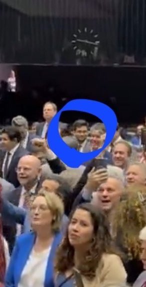 Enquanto os deputados da direita ocupavam a Mesa Diretora, o deputado Kim Kataguiri estava ao fundo rindo com seus aliados petistas.

Quando esses covardes do MBL vierem pedir votos ano que vem, lembrem-se dessa imagem. Lembrem-se desse dia!