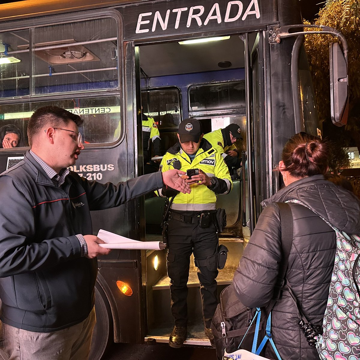 emov_ep's tweet photo. 👉🏻Personal de la @cuenca_dgm , del área de Control de Transporte Público de la EMOV EP y Agentes Civiles de Tránsito se encuentran informando a la ciudadanía sobre las rutas que están realizando los buses institucionales y privados.

✅Con el objetivo de garantizar que los usuarios lleguen a tiempo y de manera segura a sus destinos.

@czamoramatute 
@MunicipioCuenca