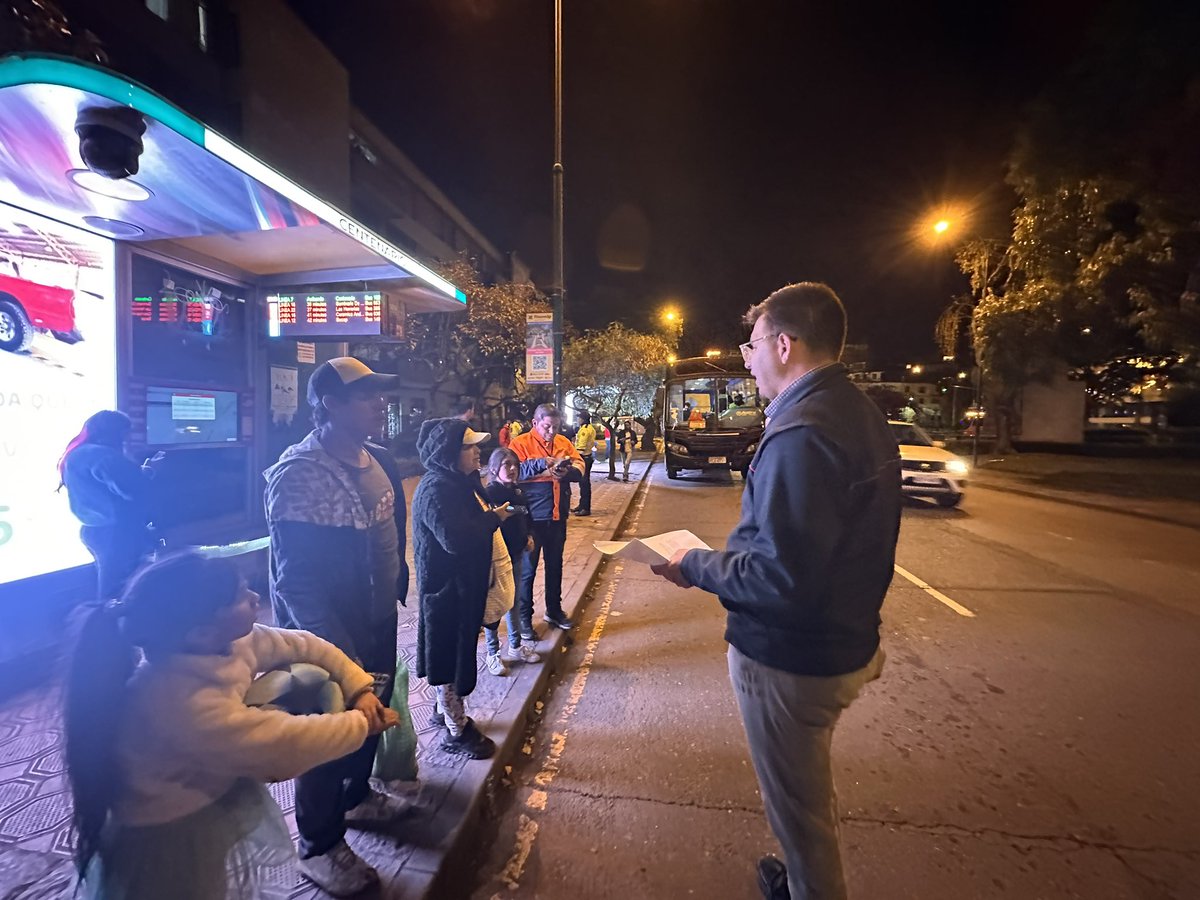 emov_ep's tweet photo. 👉🏻Personal de la @cuenca_dgm , del área de Control de Transporte Público de la EMOV EP y Agentes Civiles de Tránsito se encuentran informando a la ciudadanía sobre las rutas que están realizando los buses institucionales y privados.

✅Con el objetivo de garantizar que los usuarios lleguen a tiempo y de manera segura a sus destinos.

@czamoramatute 
@MunicipioCuenca