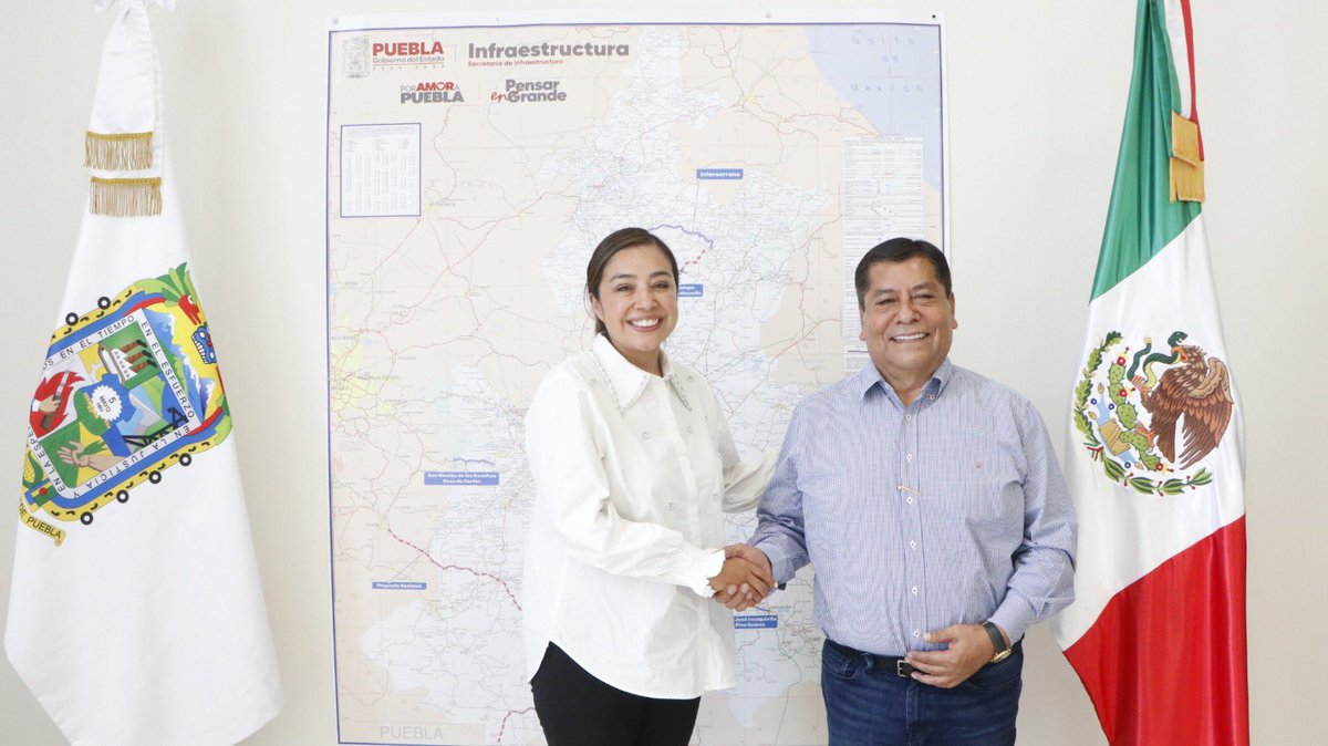 InfraGobPue's tweet photo. Por el bienestar de las y los poblanos, el secretario @JManuelC_Puebla, recibió a la presidenta municipal de Guadalupe Victoria, María Fernanda Romero Solis, para reforzar las estrategias de obra pública que encabeza el gobernador @armentapuebla_ y beneficiar a las y los habitantes que dignamente representa. 🫱🏻‍🫲🏾

@Gob_Puebla
¡Lo que amas, lo cuidas! 🫶🏽
#PorAmorAPuebla #PensarEnGrande