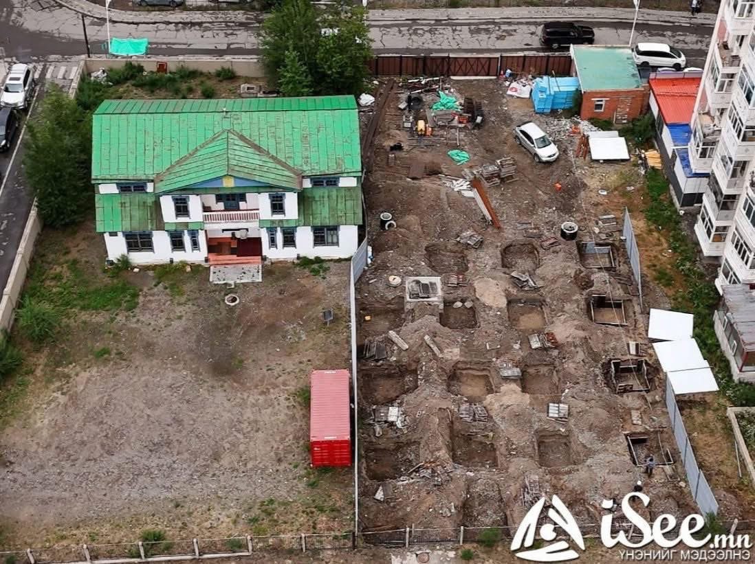 Сүүлчийн эзэн хааныхаа амьдарч байсан орд өргөөний ханыг оруулаад
- Газар олгож
- Газар зарж
- А даалгавар
- Эскиз зураг баталж
- Ажил эхлүүлэх зөвшөөрөл өгч л байдаг. Тэрийг нь нийтээрээ мэдсэн ч хайхардаггүй.

Түүхийн өвөө санаатай устгадаг ийм улс орон Монголоос өөр байдаг yy