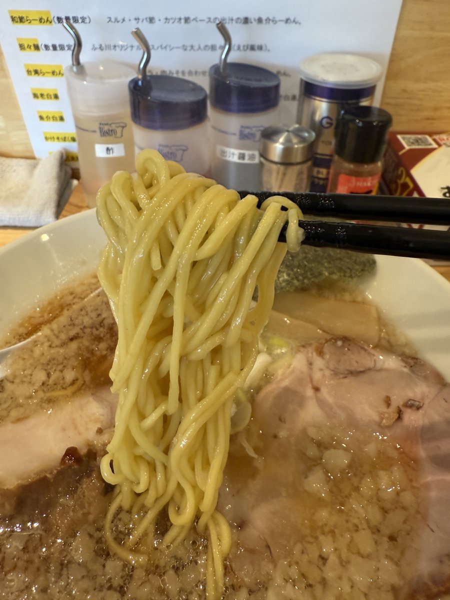 hiroaking5's tweet photo. ふる川
背脂醤油らーめん
休みだけど早めに動き出したので朝ラーしてきた。
食券買って座って待つこと数分✨提供早い❗️
背脂の甘みと醤油のコク、スープとよく絡む細麺美味いです。
自分には少し塩っぱいかな？若者にはちょうど良いのかもだけど😅
ごちそうさまでした😋 https://t.co/rYA0yT4EMu