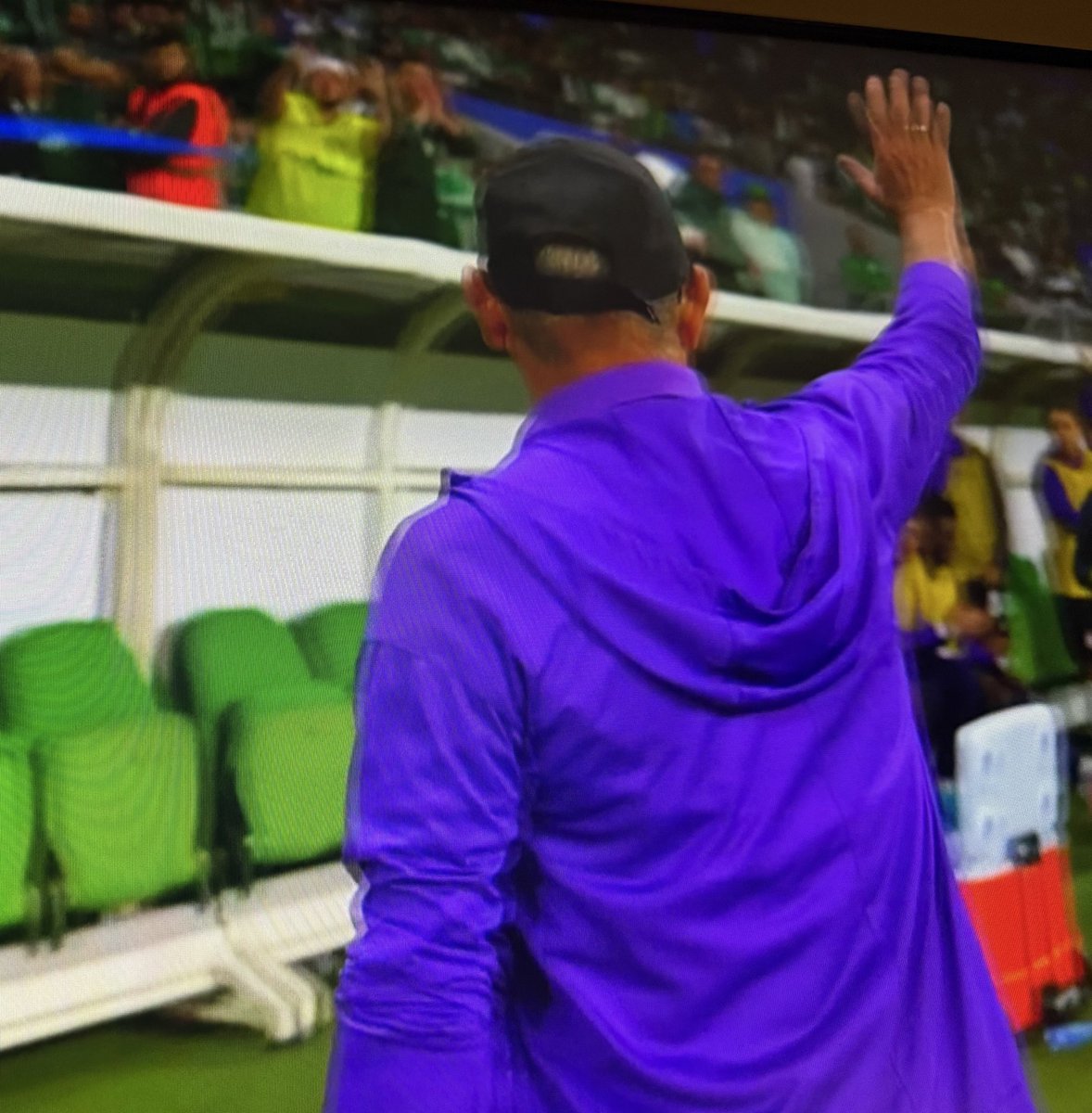 O chad preparador físico do corinthians expulso dando risada após moggar o estádio inteiro do palmeiras