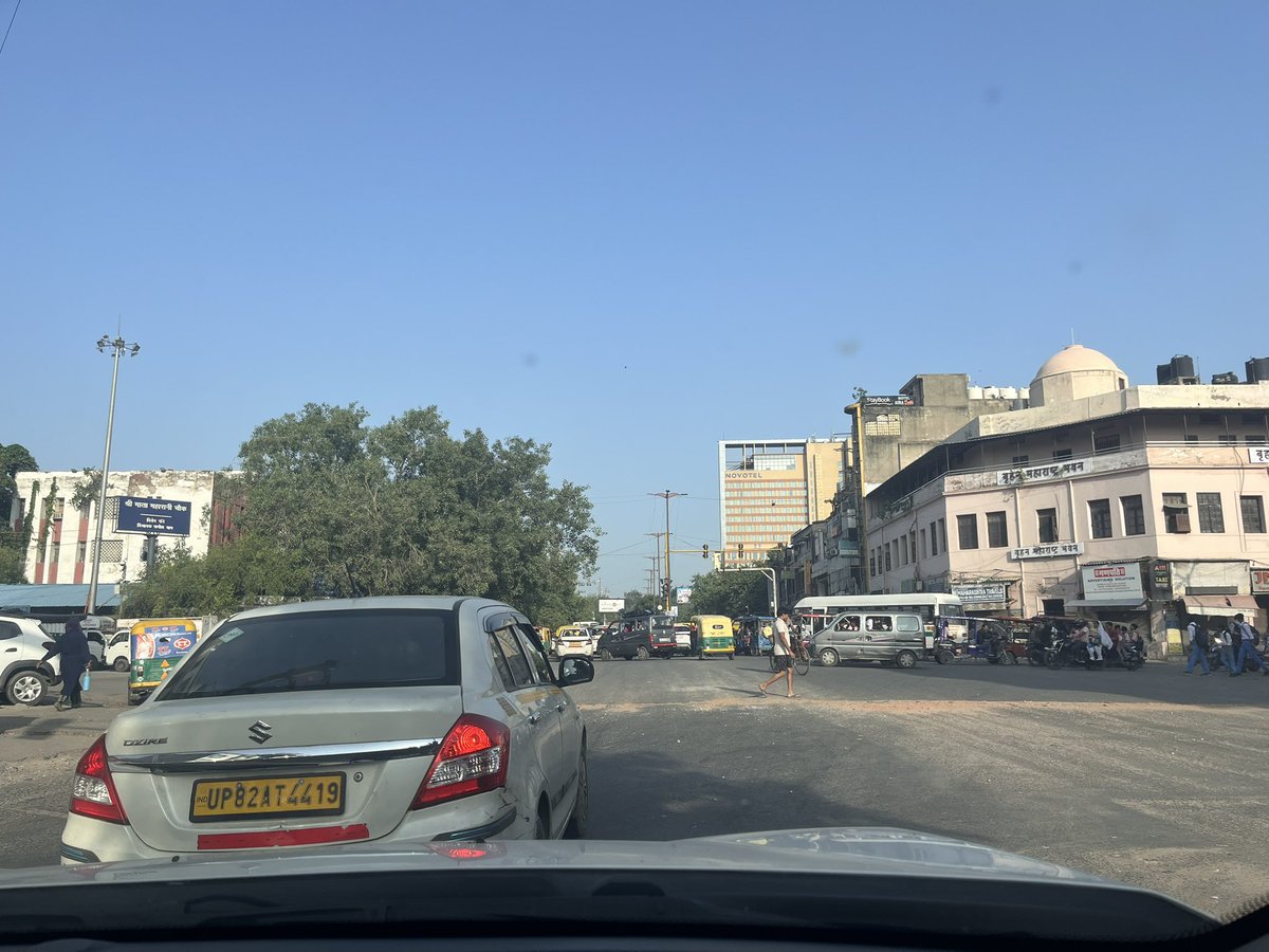 imgsmina's tweet photo. @dtptraffic @CMODelhi @DM_CentralDelhi @DelhiPolice Paharganj station, while going to drop my kid. Many kids cross road to go school, bus/van driving very rashly. No one stop at signal. Never saw traffic police at this junction during school timing. 

Save Life, Save Future. https://t.co/CkYntJYlEz