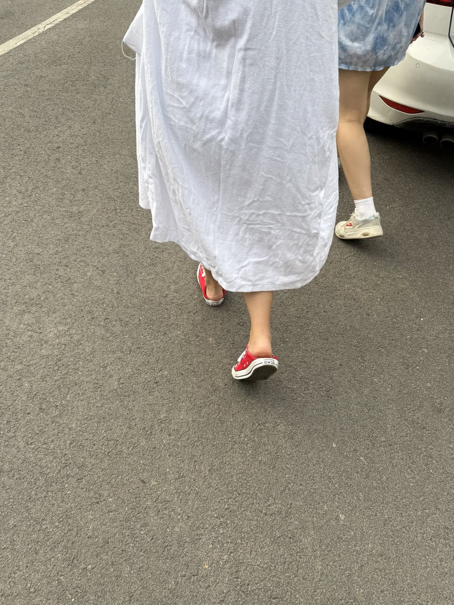 #匡威 #帆布鞋 #棉袜 #射鞋打胶 
这双低帮红真的极品，可惜最近忙得没时间玩了
