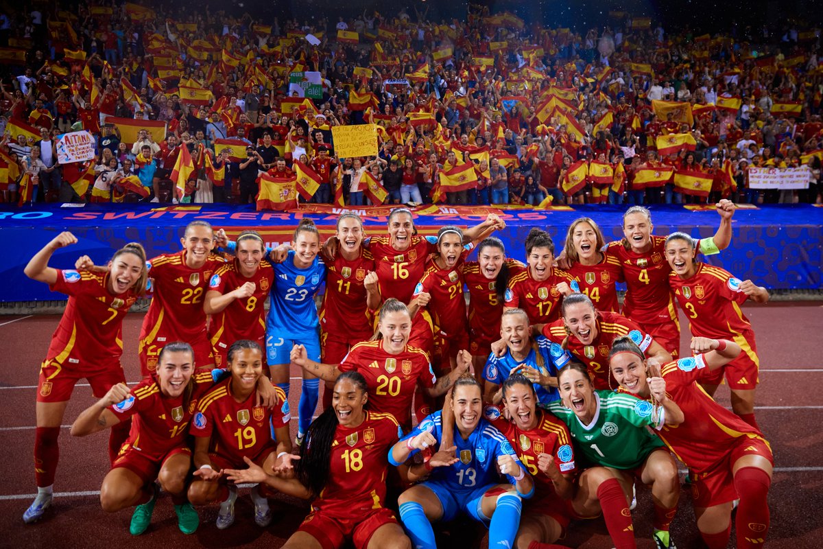 SEFutbolFem's tweet photo. 👑 ¡¡𝗥𝗘𝗖𝗨𝗣𝗘𝗥𝗔𝗠𝗢𝗦 𝗘𝗟 𝗧𝗥𝗢𝗡𝗢!!

Tras su brillante #WEURO2025, la @SEFutbolFem vuelve al primer puesto del Ranking FIFA y se consolida como referencia internacional.

🙌🏼 ¡¡𝗘𝗡𝗛𝗢𝗥𝗔𝗕𝗨𝗘𝗡𝗔, 𝗘𝗤𝗨𝗜𝗣𝗔𝗭𝗢!! 

ℹ️ https://t.co/f4s83nkd1I

 #JugarLucharYGanar https://t.co/5A6frtDfnu
