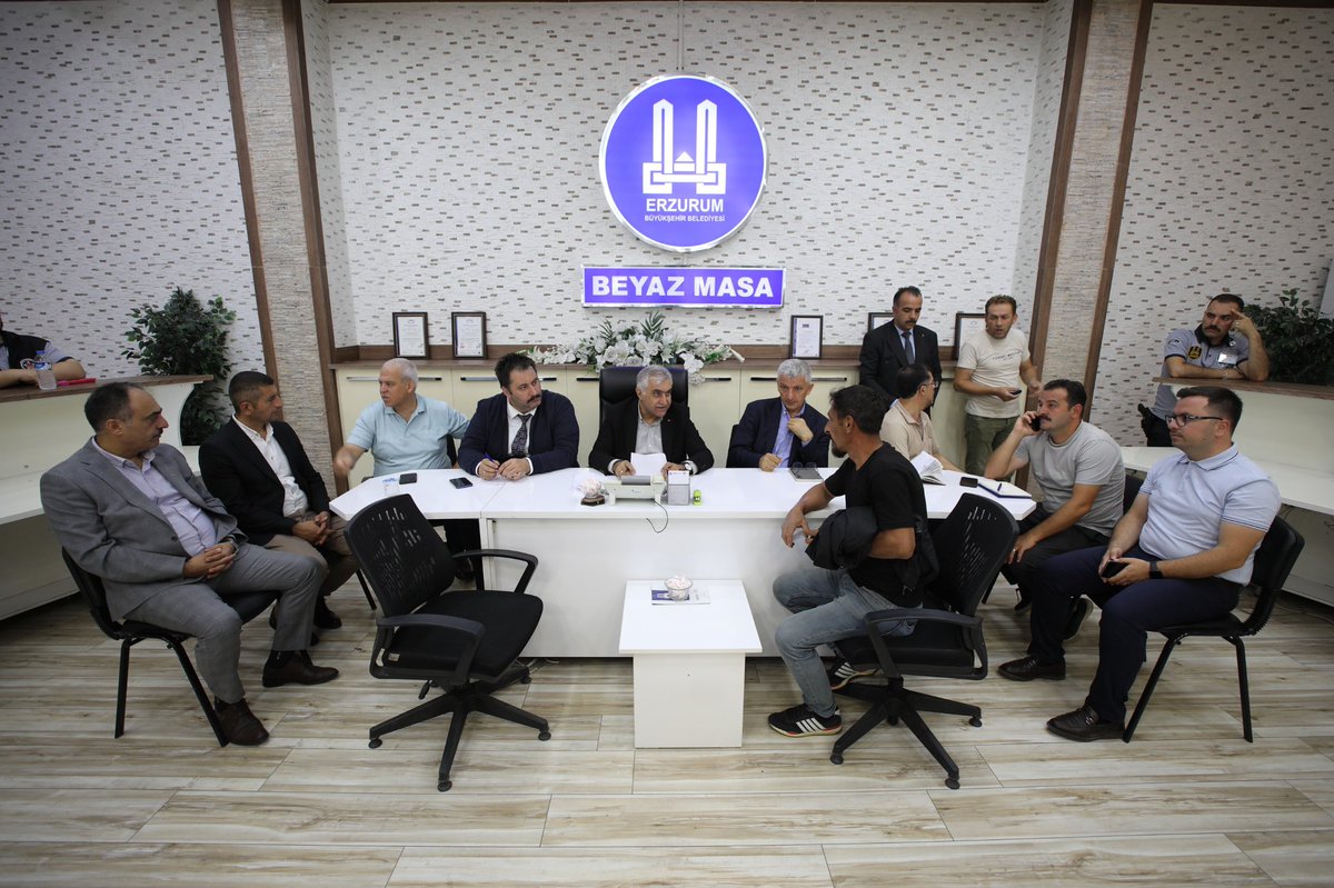 Hemşehrilerimizle bir araya gelerek taleplerini dinlediğimiz, çözüm yollarını birlikte değerlendirdiğimiz Halk Günü programımızı yoğun bir katılımla tamamladık.

Şehrimizin her köşesinden gelen vatandaşlarımızın fikir ve önerileri, hizmetlerimize yön vermeye devam ediyor.