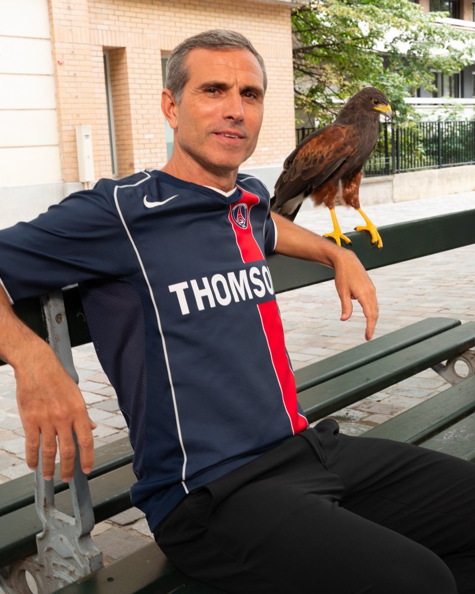 PSG_inside's tweet photo. Pedro Miguel Pauleta, l’Aigle des Açores, prête son aura légendaire à la réédition du maillot T90 2004-2005 🦅❤️💙

➡️ https://t.co/07D3jERwrm https://t.co/qoEFK7k9uh
