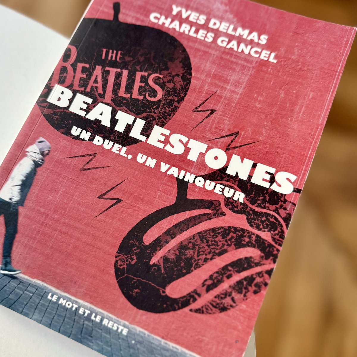 Philippe DEWOST (@pdewost) on Twitter photo OVNI littéraire co-écrit par deux dirigeants d’entreprise dingues de rock, qui revisite avec brio et dans un grand éclat de riff les fondations du rock.
L’écriture vive, joyeuse, précise accompagne le lecteur face à ces monuments d’où des décennies de musique le contemplent. OVNI littéraire co-écrit par deux dirigeants d’entreprise dingues de rock, qui revisite avec brio et dans un grand éclat de riff les fondations du rock.
L’écriture vive, joyeuse, précise accompagne le lecteur face à ces monuments d’où des décennies de musique le contemplent.