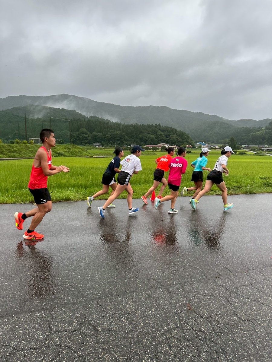 兵庫県内の高校が合同で開催されている神鍋合宿へ伺ってきました😆

選手の皆さん、マネージャーさん、先生方、合わせて100名超‼️

クロカンから下駄トレーニングから朝練から現状打破させていただき、大変お世話になりました😆

ありがとうございました🙇‍♂️

現状打破😆