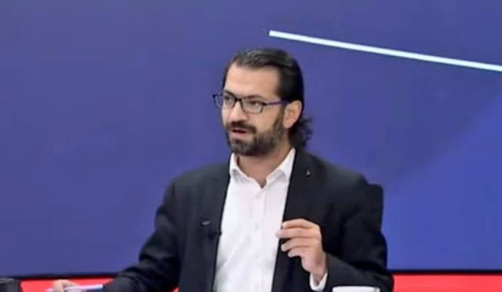 Hacı Yakışıklı: 

“Erdoğan petrol buldu, Karadeniz gazı buldu, beğenmediniz. Şimdi belediye başkanlarınız su bulamıyor.”

Kitabın ortasından konuşmuş yine helal olsun.