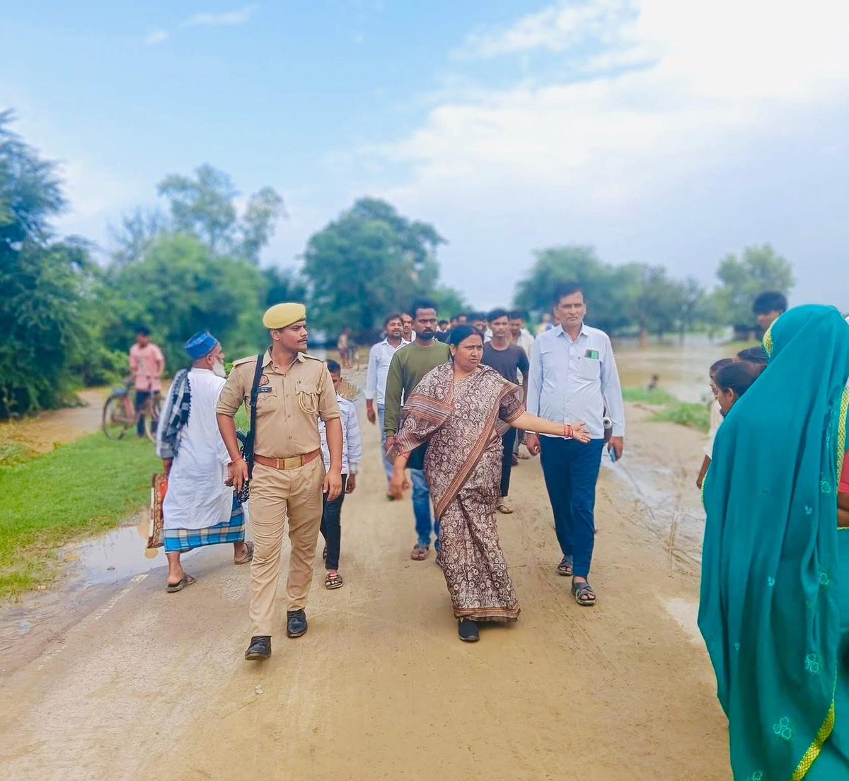 श्रावस्ती -  सपा विधायक इंद्राणी वर्मा ने किया दौरा

➡इंद्राणी वर्मा ने बाढ़ प्रभावित क्षेत्रों का किया दौरा
➡इंद्राणी वर्मा ने तत्काल राहत के लिए की मांग 
➡राप्ती नदी का जलस्तर बढ़ने से गांव बाढ़ की चपेट में
➡जमुनहा,हरिहरपुररानी ब्लॉकों के कई गांव बाढ़ की चपेट में
➡भिनगा