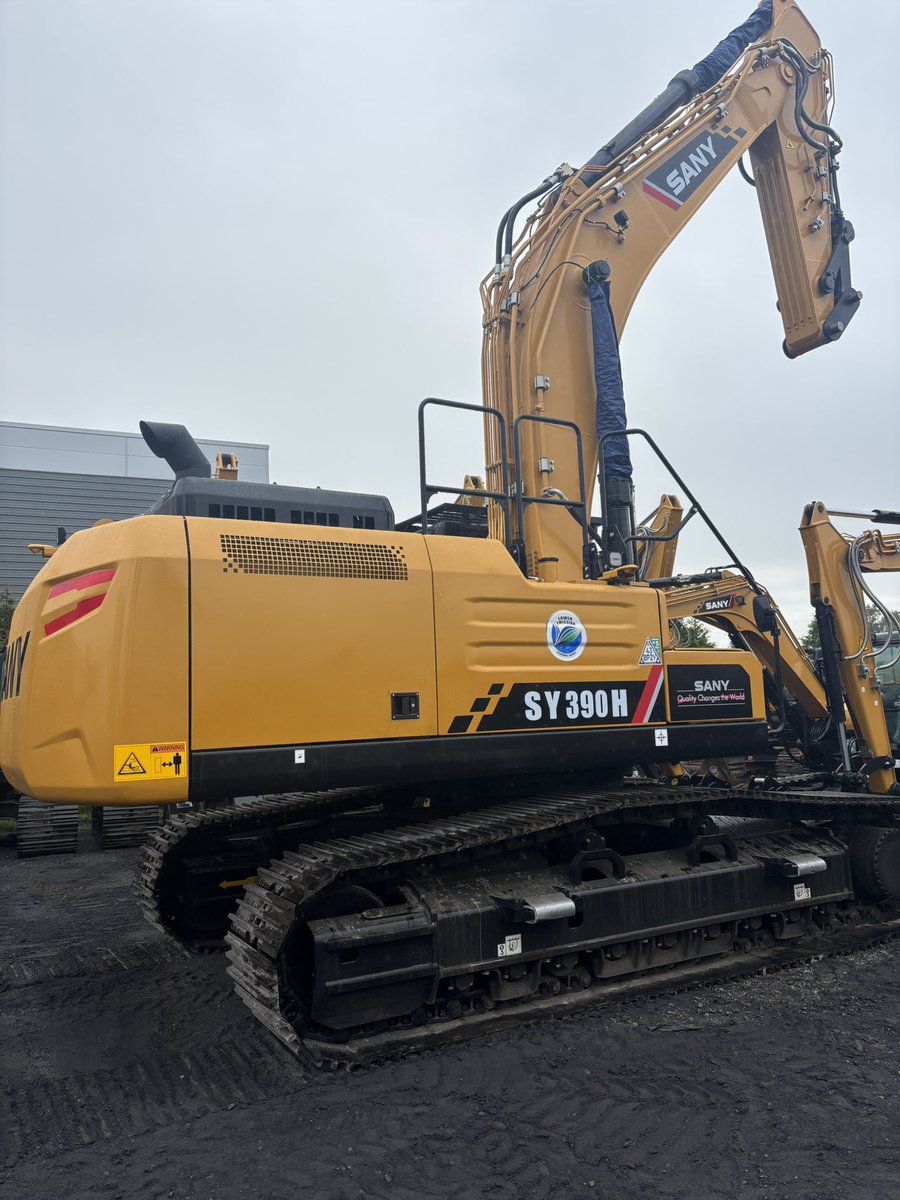 🚛 Special Delivery in Dublin!
The SANY SY390H has landed at our depot this morning.

Rain? No problem. This beast still shines. 🌧️💪
Stay tuned to see where it’s headed next! 👀
<a href="/BallyveseyLtd/">Ballyvesey Holdings Ltd</a>
#SANY #SY390H #DublinDepot #ConstructionLife #HeavyMachinery #SiteReady #DeliveryDay