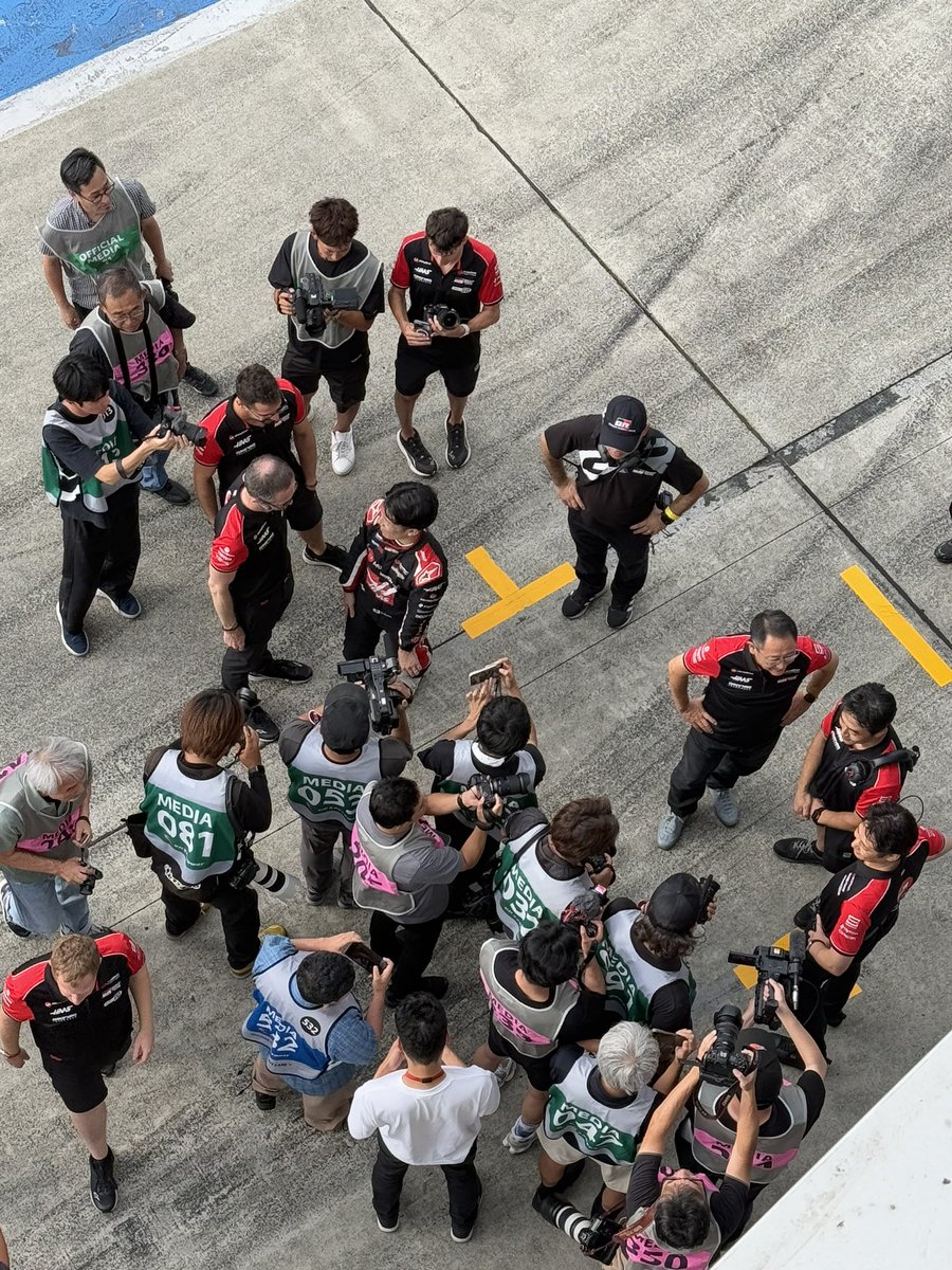 ハースF1チームありがとう！記念撮影！
(モリゾーさんきてた😳) #f1jp