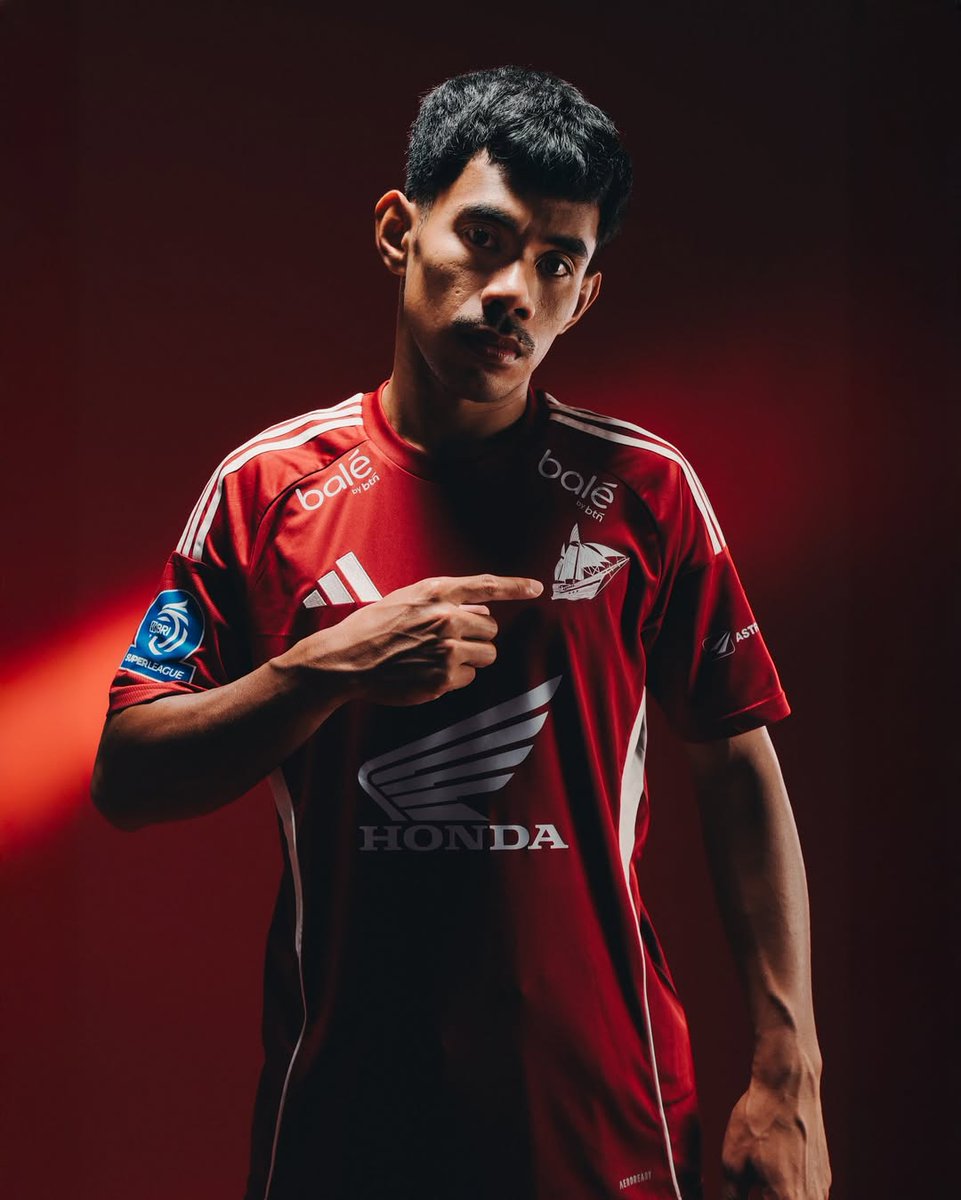 panditfootball's tweet image. PSM Makassar kembali hadir dalam balutan adidas setelah 20 tahun 🔴

Dari 1 sampai 10, berapa nilai untuk jersei kandang PSM musim ini?

📸 adidas Indonesia