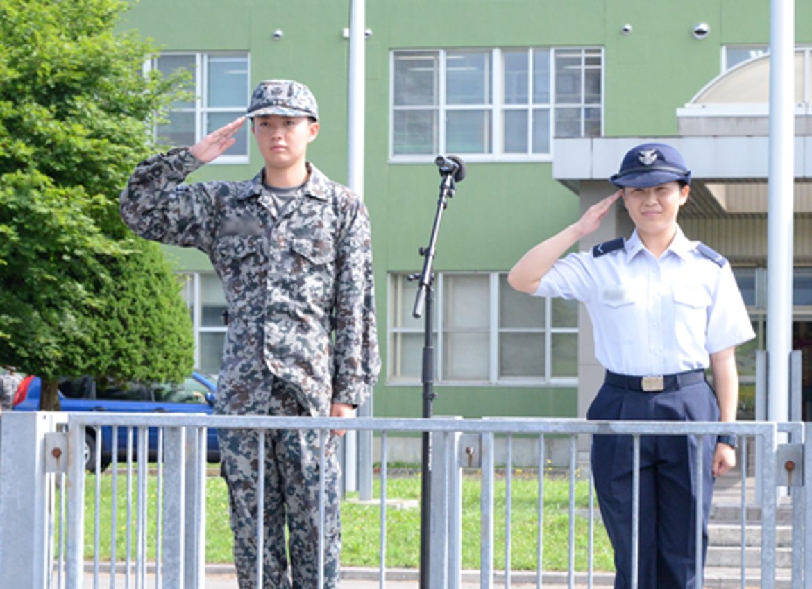 ＃第20高射隊 に、＃新隊員 2名が着隊し、7月22日（火）に紹介行事を行い、先輩隊員に温かく迎えられました。
これから ＃自衛官 として ＃社会人 として成長していく2名を温かく見守っていきます。
＃航空自衛隊 ＃八雲分屯基地 ＃高射操作員 ＃設備機械員 ＃一般曹候補生 ＃女性自衛官