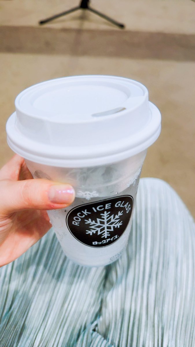 コンビニで、カップサイズのロックアイス🧊を見つけました。

お水を入れたら出先ですぐに氷水が飲める✨

暑い屋外では手に持ってるだけで涼を得られるし、首元にあてればヒンヤリ。
冷たいお水で喉を潤しながらなら、炎天下の移動も少しは楽になりそうだね。
みなさまどうぞご安全に！🎐
❀きよの❀