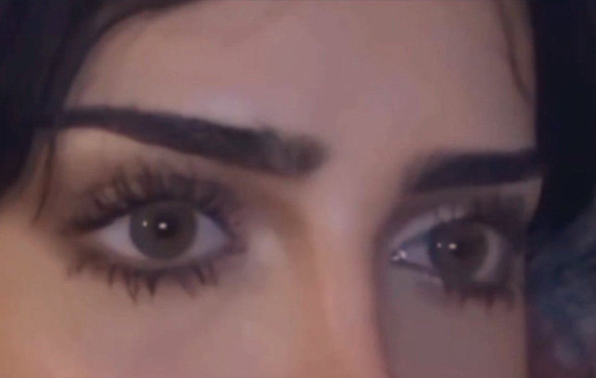 عيونها تذبح بدون سلاح
ما تمهل المذبوح نطق الشهاده

في رمشها الايمن سكاكين ورماح
وفي رمشها الايسر حقوق الشهادهه ..

#شعر