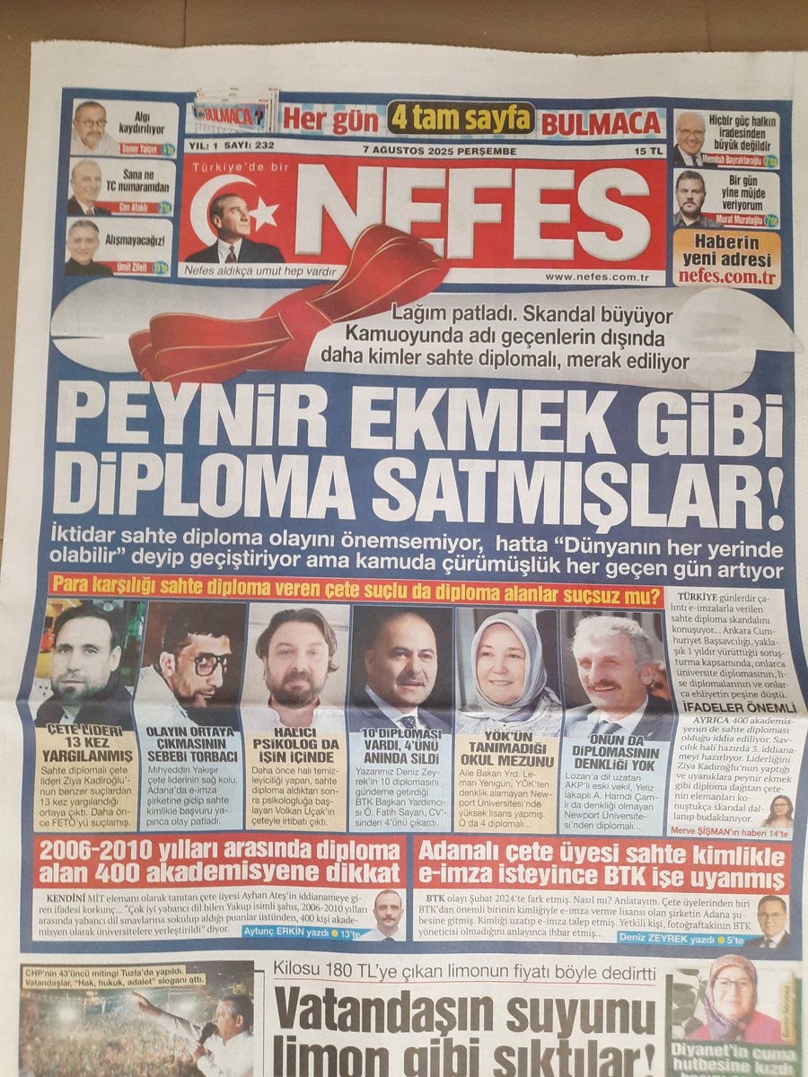 Ahlak kelimesini artık sözlüklerden silsek mi acaba?
Evet, bu sahte diploma konusu önemli. Patladı ve gereği yapılıyor.
Hatta bu sahte diplomalıların arasaından bir de Cumhurbaşkanı olmak isteyen çıktı. O'nu göklere çıkaranlar, şimdi de bu manşetleri atıyor.
Ayıptır, ayıp.