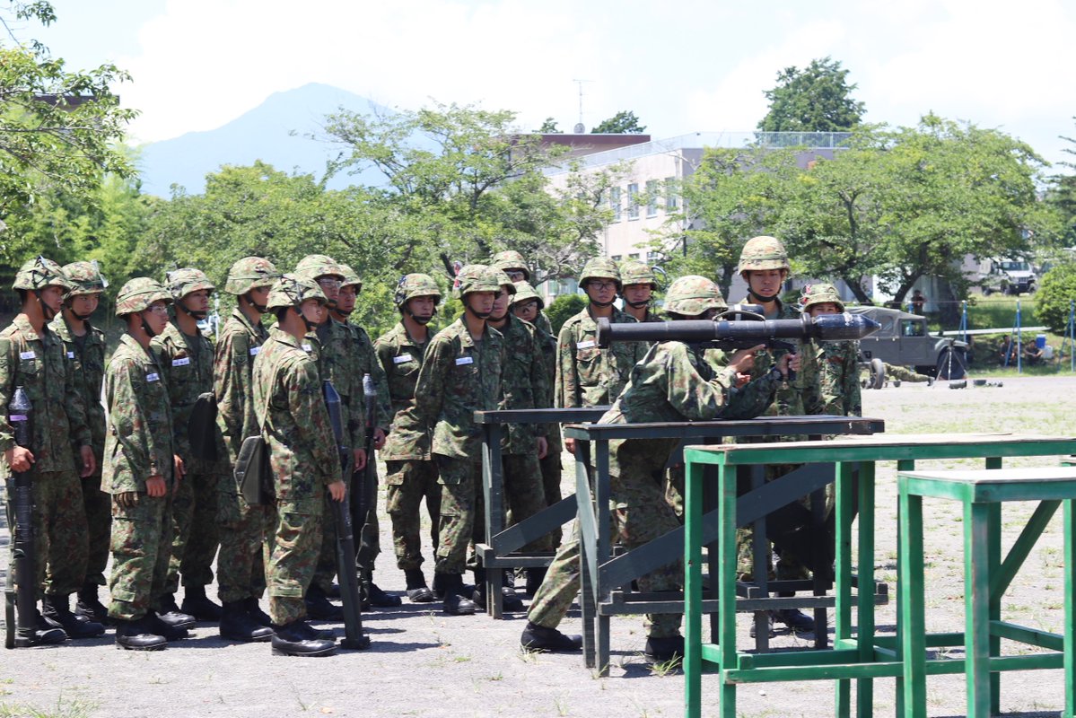 新隊員 が個人携帯対戦車弾（LAM）の取扱い要領を演練。班長による説明