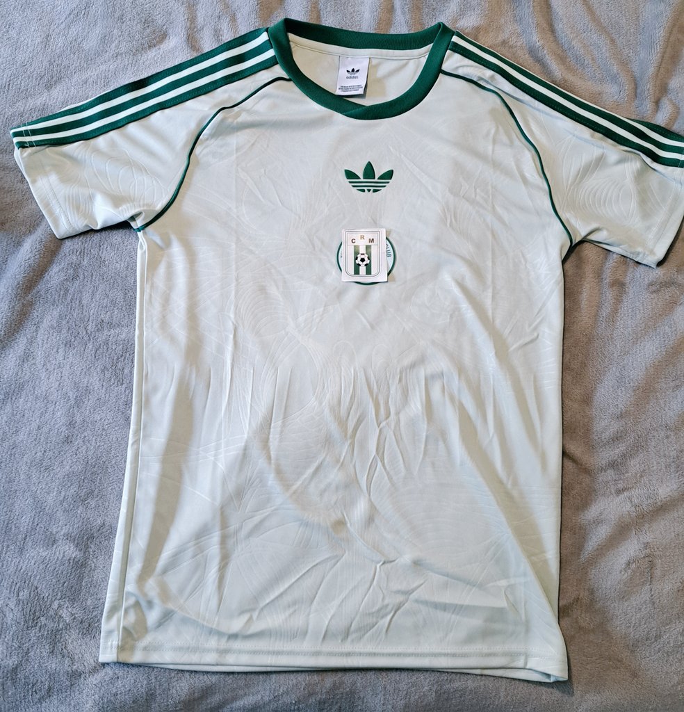 Como tengo ropa de la marca en los mismos colores, me puse a probar artesanalmemte como podrían ser algunas pilchas Adidas de Racing. Manija yo?