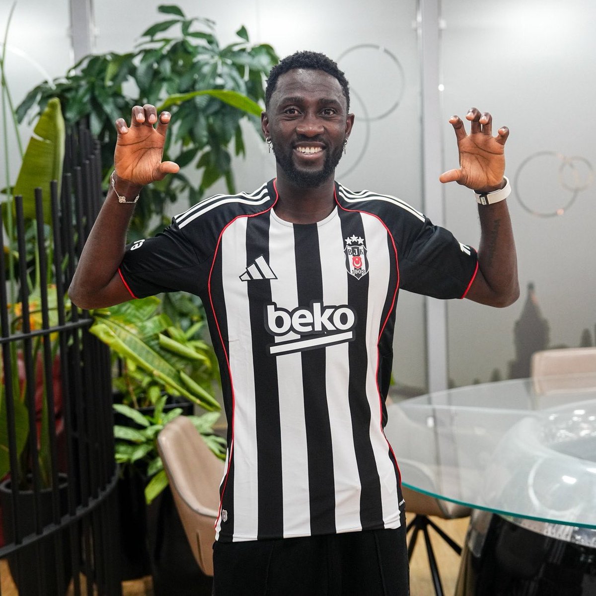 Bir uyandım siteye giriş yaptım baktım Ndidi gelmiş ☺️

Beşiktaş’ımıza hoş geldin Wilfred Ndidi 🦅