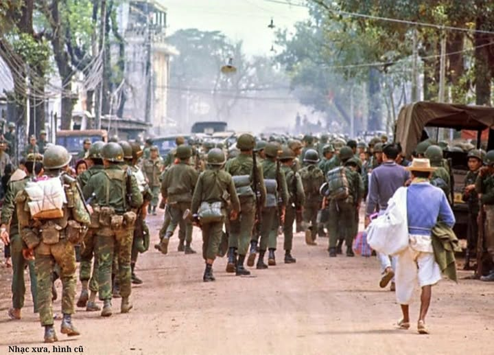 danhcongdo's tweet photo. Góc hình cũ st:
Huế, Mậu Thân 1968
Các chiến sĩ QLVNCH tập trung trên một con phố ở Huế, ngày 17/2/1968, chuẩn bị đánh bật quân CSBV, tái chiếm Thành Nội. https://t.co/fj8ivUZ3d6