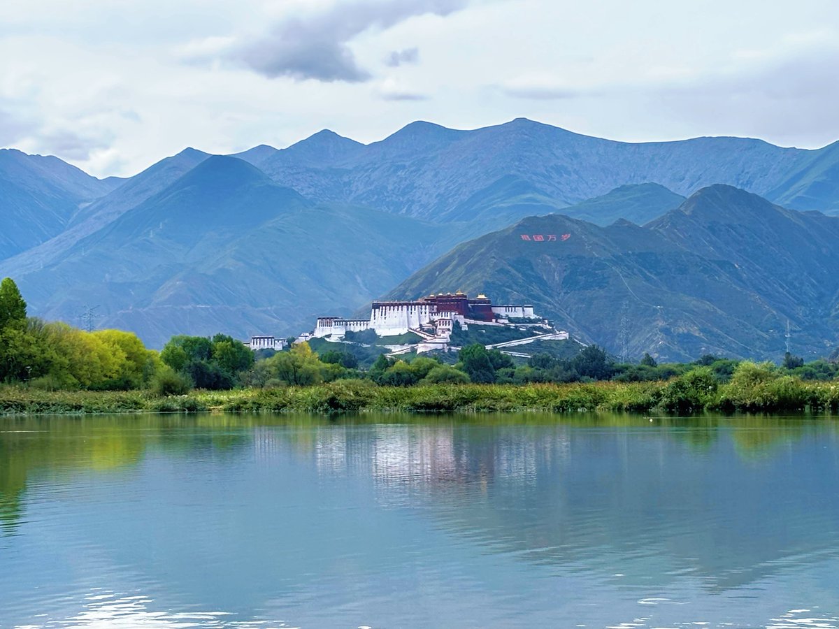 HiGansu's tweet image. 远眺 #布达拉宫，别有一番风味～
📸🌟Looking at the #Potala Palace from afar, it has a unique charm.#Xizang #lasa #chinatravel #photography