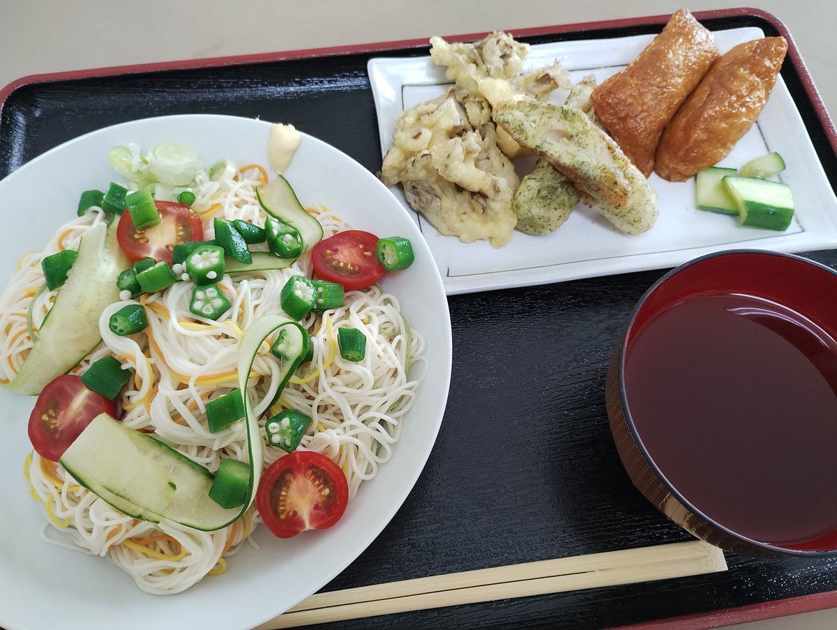 こんにちは😃今日のご飯は七夕ソーメン、いなり寿司、天ぷら（まいたけ・ちくわ）でした✨美味しかったです😋🍴さて今日は七夕ですがあいにくの空模様ですね💦星見たかったなぁ(´；ω；`)ｳｩｩ　そんな日ですが立秋でもありまだまだ暑さも続きそう…体調管理に気をつけながら過ごしたいですね♪
