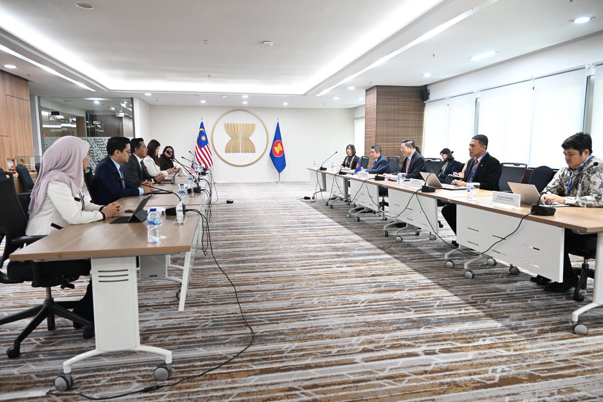 Secretary-General of ASEAN, H.E. Dr. Kao Kim Hourn, today welcomed the Young Parliamentarians from Malaysia, at the ASEAN HQ/ASEAN Secretariat. 

SG Dr. Kao expressed his appreciation for AIPA’s ongoing efforts to promote youth participation and enhance the political engagement