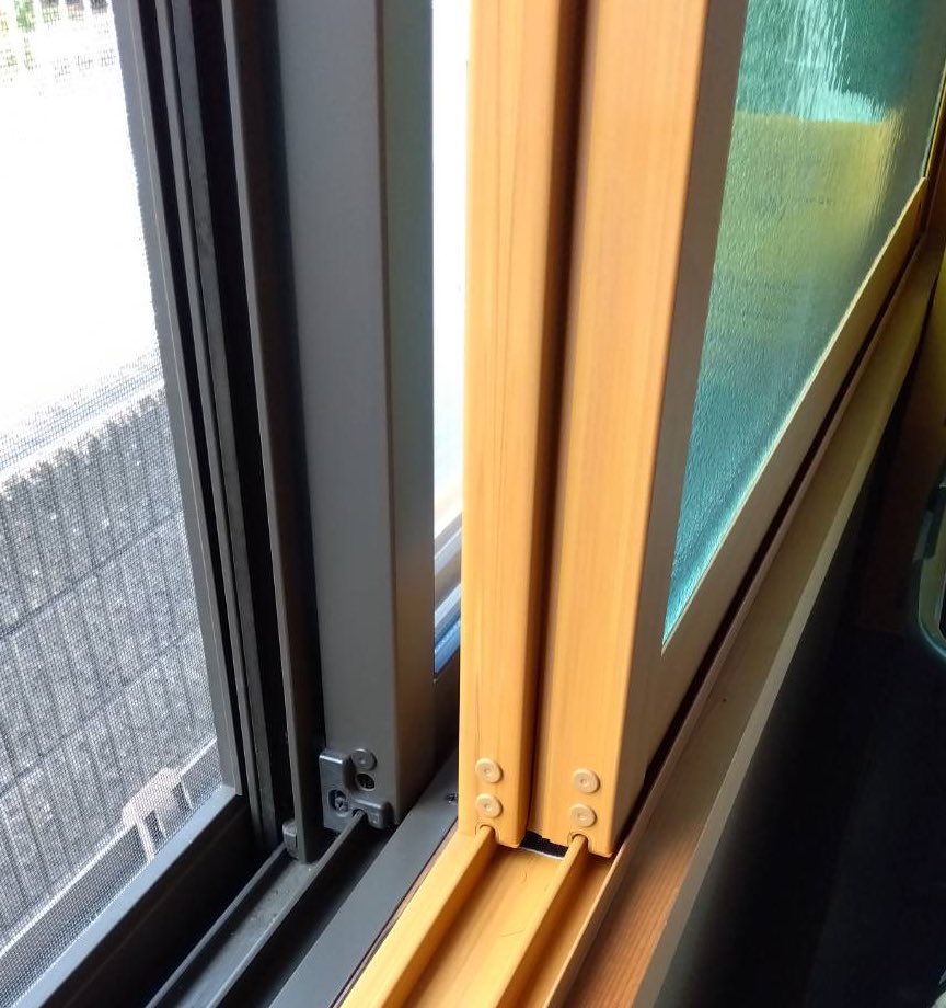 内窓が本当に凄いのは、「交換コストがかからない」ことです。傷まない、潰れない、交換しなくて良い。普通にしてたらまず割れない。「半永久」。我々業者からすれば交換してもらわないと商売上がったりです。でもお客様からしたら、ありがたい事です。10年ごとに家電やら設備やらを買い替えしないと潰