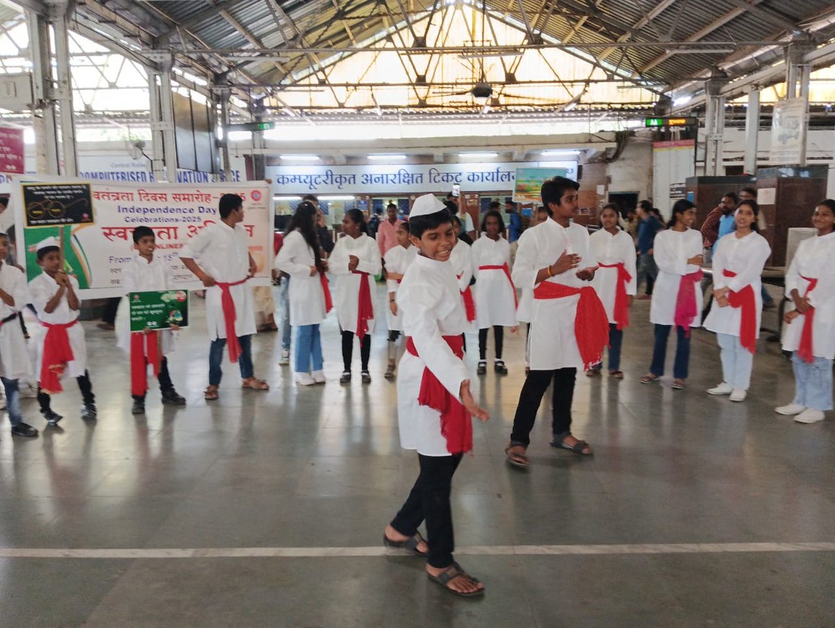 As part of #SwachhataAbhiyan, school students performed a Nukkad Natak at Bhusaval Junction, Maharashtra, inspiring passengers to uphold cleanliness through engaging skits and a collective pledge.
#SwachhRail #Swachhta2025