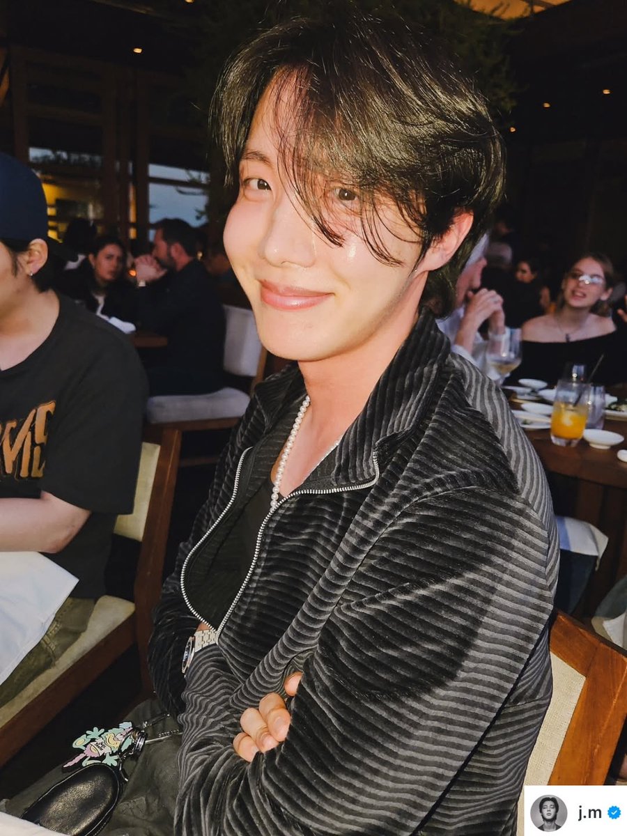 🐿j-hope information🐿

JIMINさんのInstagramにj-hopeが登場しています👀✨
🔗 instagram.com/p/DNCe1s8RDGz/…

たくさんの写真を見せてくれるおかげで、変わらず元気そうな様子に、あらためて安心と幸せを感じますね💘

#제이홉 #jhope #JIMIN
#BTS