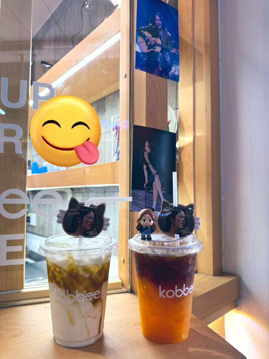 haima88's tweet image. Little Saro’s Travel Diary: 
Day 2.1—here for the 🎪FREEN SAROCHA’S 27TH BIRTHDAY CAFE CELEBRATION 
thanks for @PorkyOmeletty 🫶🏻
Meet Little Saro, designed and hand-crafted by ourselves.
手作小小saro的旅程之：打卡可愛粉絲應援的freen生日咖啡～
#InFreennityᦠ
#srchafreen