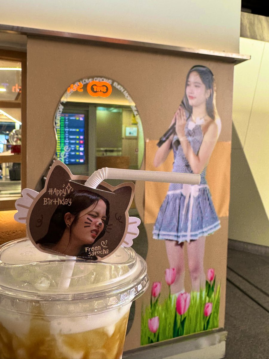 haima88's tweet image. Little Saro’s Travel Diary: 
Day 2.1—here for the 🎪FREEN SAROCHA’S 27TH BIRTHDAY CAFE CELEBRATION 
thanks for @PorkyOmeletty 🫶🏻
Meet Little Saro, designed and hand-crafted by ourselves.
手作小小saro的旅程之：打卡可愛粉絲應援的freen生日咖啡～
#InFreennityᦠ
#srchafreen