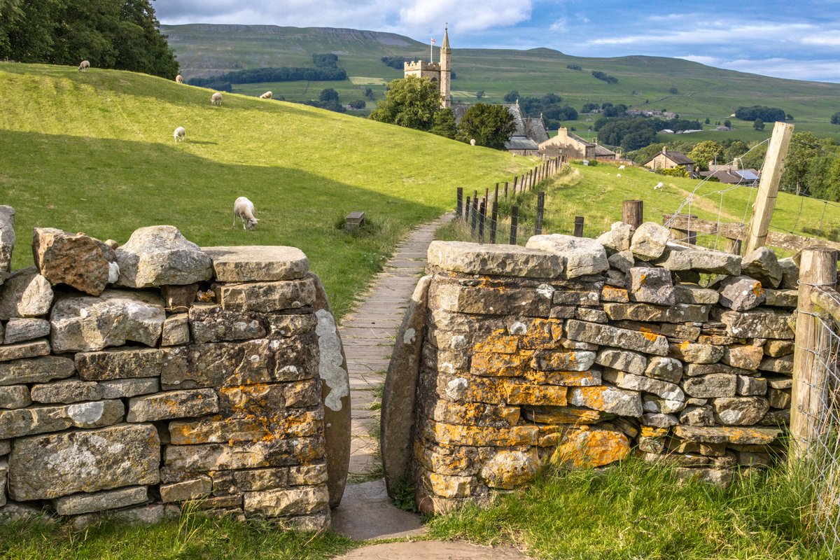 Who recognises this view?

St Margaret’s Church in #Hawes was built in 1850, replacing a chapel likely built around 1620 which stood in front of the White Hart Inn.

The new hilltop site gave the church a commanding presence over the town and #Wensleydale.

📷 Wendy McDonnell