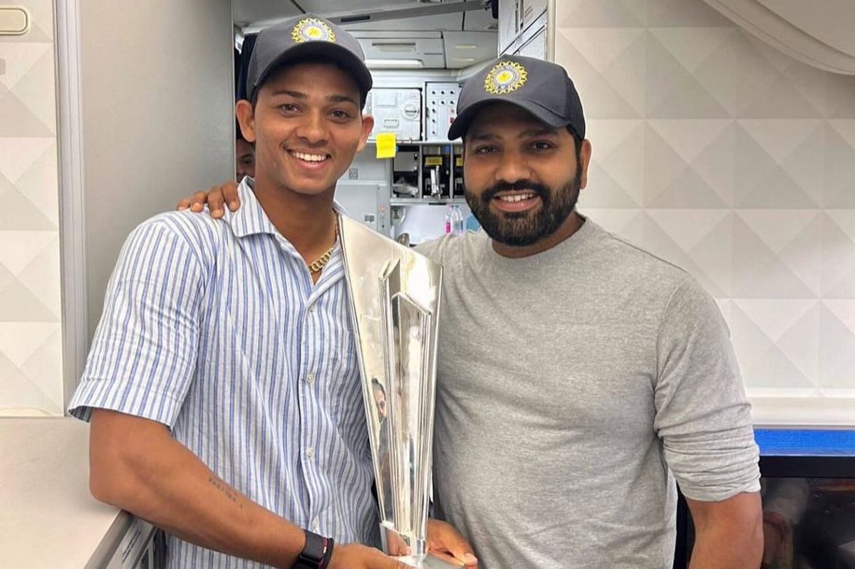 🚨 ROHIT SHARMA ASKED YASHASVI JAISWAL TO STAY IN MUMBAI 🚨

MCA President Ajinkya Naik said "Rohit asked Yashasvi to stay on in Mumbai at this stage of his career - he explained to Yashasvi that there was a lot of pride &amp; Prestige in playing for a team like Mumbai which has won