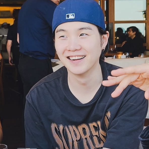 yoongi sigue viendose igual que cuando debutó 😭