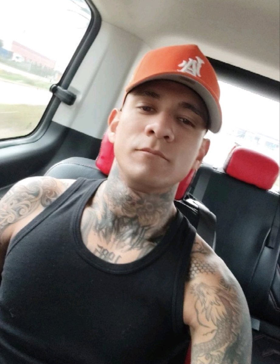 Keno_Rod's tweet photo. Venezolano en Chile buscando dónde ponerlo, en #Grindr buscando mina.
#heterosengañados #venezolanodotado #flaiteschilenos #hombresdotados #heterocaliente https://t.co/o2zELdDsp7