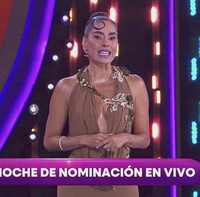 Selena viendo a Galilea Montijo en  #LaCasaDeLosFamososMx