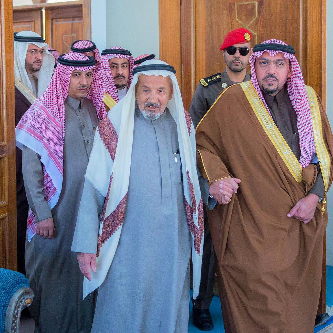 AbAl3tibi's tweet image. إهداء لعميد أسرة السليم .. الوجيه | عبدالله بن عبدالرحمن الزامل السليم ( أبو نجم ) 
ثاقب الرؤية وفاهم من صباه 
سابق ٍ بالراي جيله وزْمنه 
السليم اللي رفيع ٍ مستواه 
حامي أشجار الغضا ومحصّنه 
طول عمره حصْنه وحامي حماه
يوم كلّن لاهي ٍ عن موطنه 
يا عسى ربي يطوّل في بقاه 
أشهد انه…