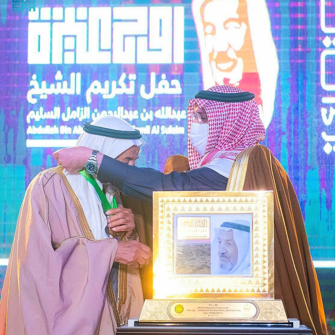 AbAl3tibi's tweet image. إهداء لعميد أسرة السليم .. الوجيه | عبدالله بن عبدالرحمن الزامل السليم ( أبو نجم ) 
ثاقب الرؤية وفاهم من صباه 
سابق ٍ بالراي جيله وزْمنه 
السليم اللي رفيع ٍ مستواه 
حامي أشجار الغضا ومحصّنه 
طول عمره حصْنه وحامي حماه
يوم كلّن لاهي ٍ عن موطنه 
يا عسى ربي يطوّل في بقاه 
أشهد انه…