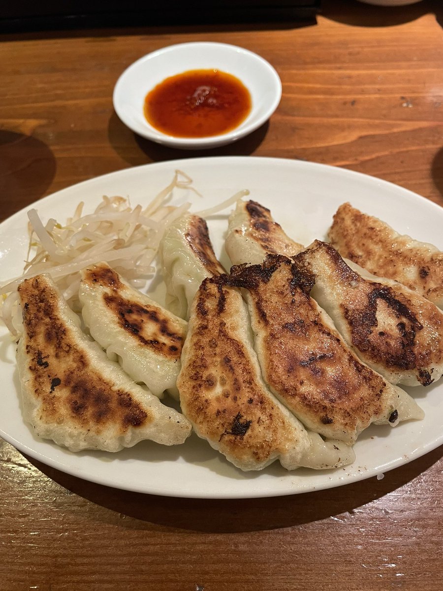 ske劇場ついでご飯1
今日は途中下車して浜松のむつぎく
宇都宮餃子は食べ散らかしてるけど浜松餃子は初。
自分には宇都宮の正嗣と阿佐ヶ谷の猪八戒がベストだけどそれに次ぐ美味しさ。
野菜多めで美味しい