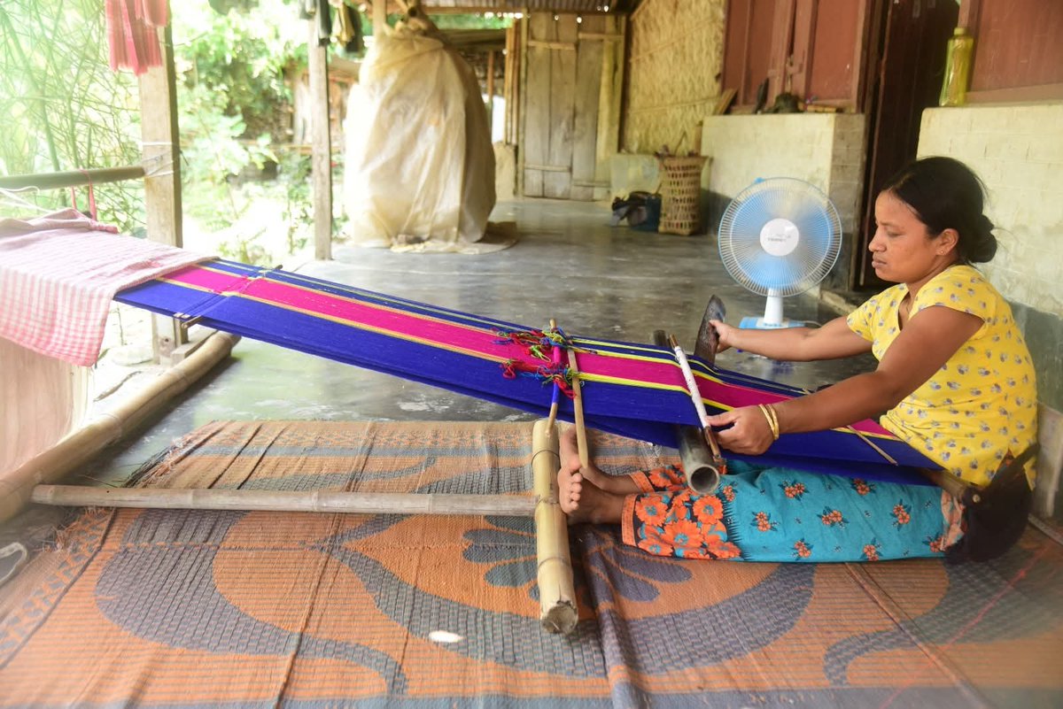 Some glimpses of Khakolok SHG members, engaged in Risha &amp; Pachra making activity under Killa R.D Block. They are motivating other didis under the Gomati District to generate livelihood activities and become Lakhpati Didis.
On this #NationalHandloomDay, let’s celebrate the