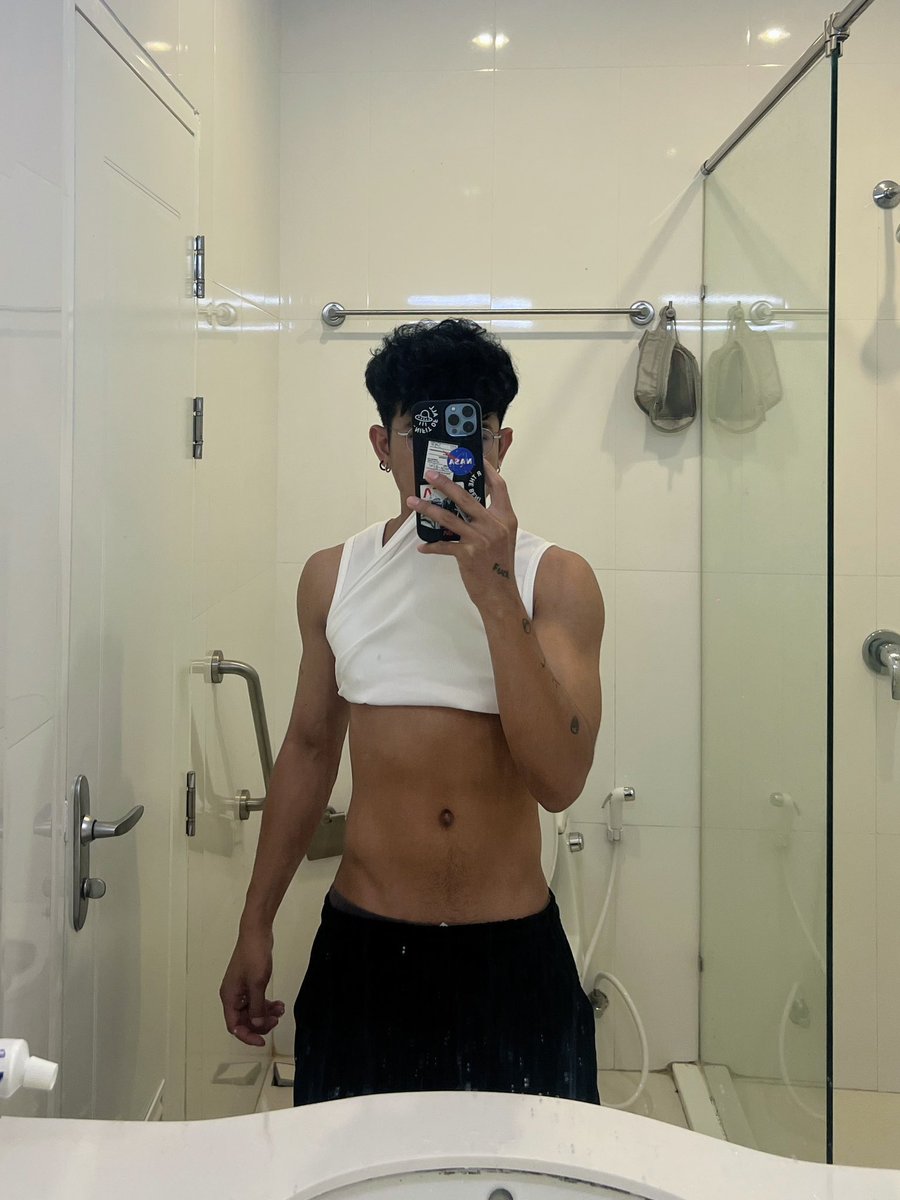 callmeffee's tweet image. Taylor’s “August” playing… and now I’m feeling every shade of bittersweet.🖤🍂 #august #augusttaylorswift