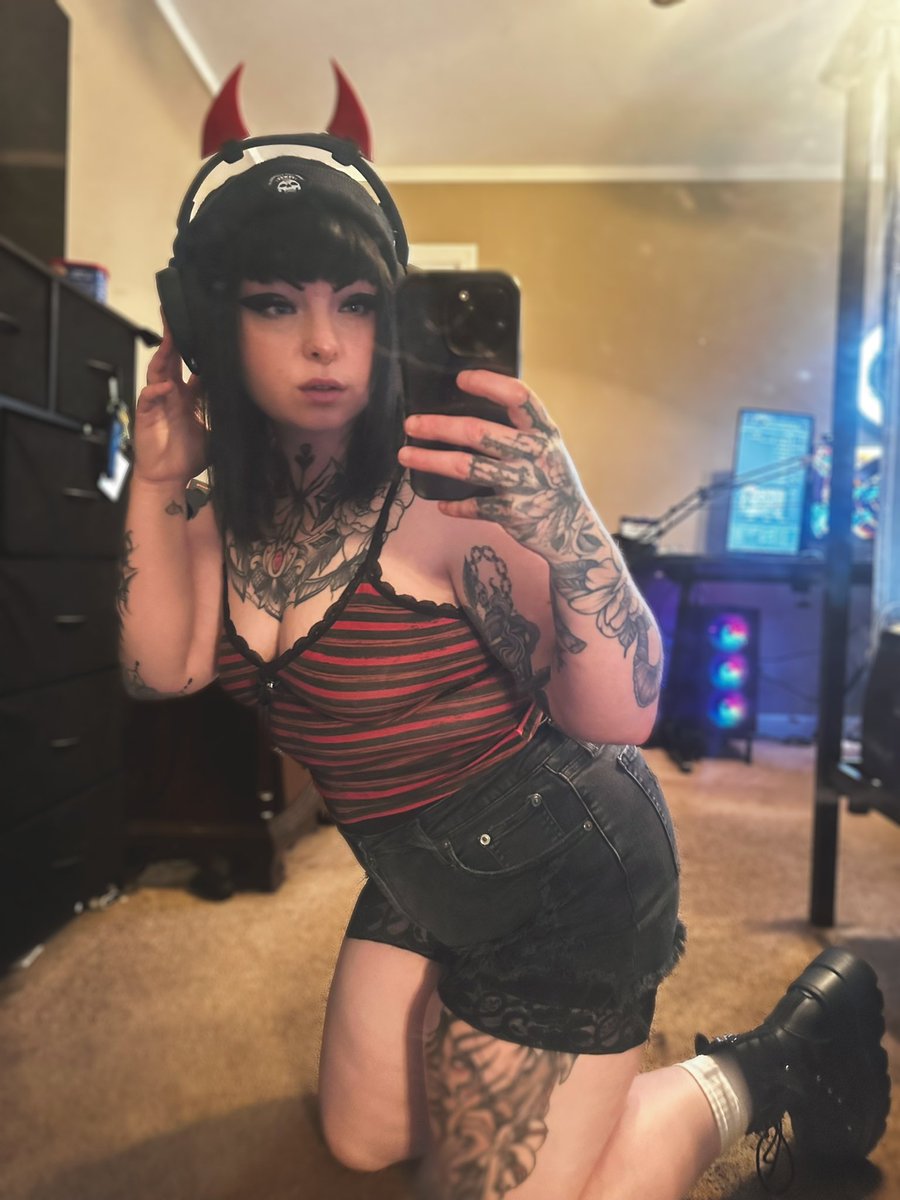 dark_reaghan's tweet photo. 🖤✨ do you like tattooed gamers? https://t.co/tz2O65xKUD