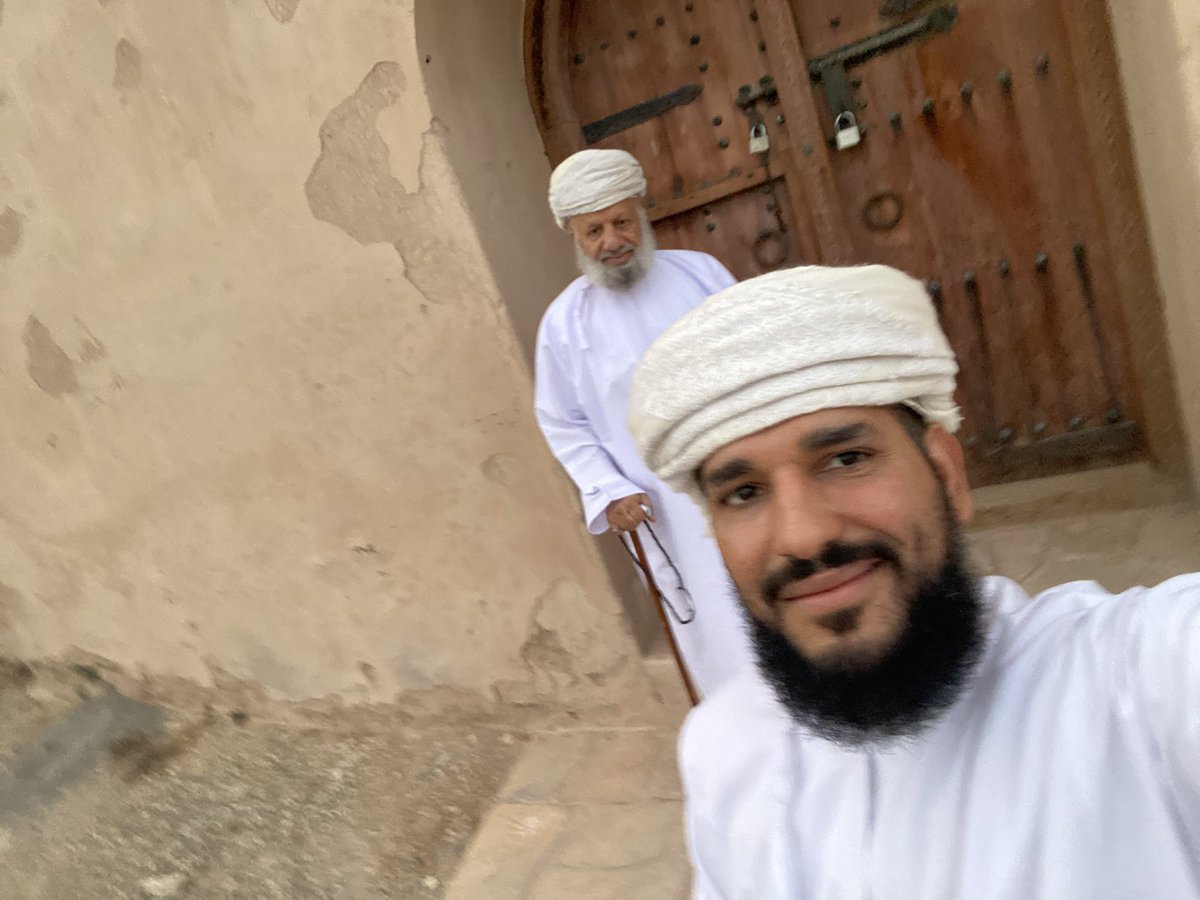حصن هصّاص في ولاية سمائل مُتوار على ربوة يتوسط الأموال والسواقي،يقال بناه الشيخ علي بن جبر بن محمد بن ناصر الجبري،وقد قامت الحكومةبجهود ترميمه حفاظا على الاثار والعمارة العمانيةالحضارية.
جولةبصحبةالشيخ هلال بن سالم بن حمود السيابي
#خريف_ظفار_2025_صلالة 
#عودة_الماضي 
#العمانيه