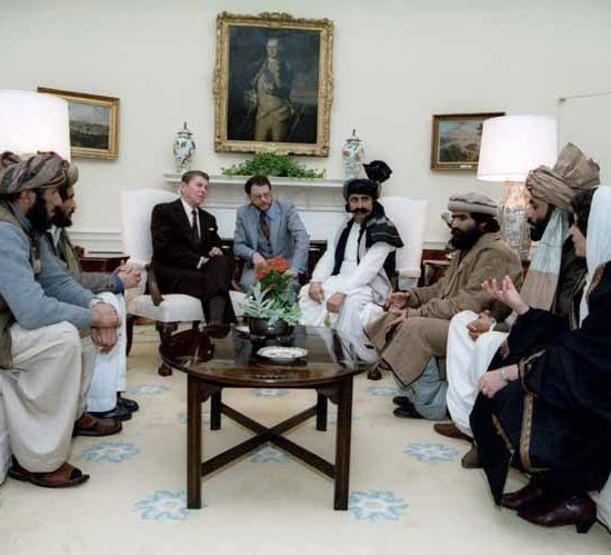 Tarihteki en ikonik ve inanılmaz anlar 🧵

1. Başkan Ronald Reagan, Oval Ofis'te ilerleyen yıllarda Taliban olarak bilinecek grupla birlikte.